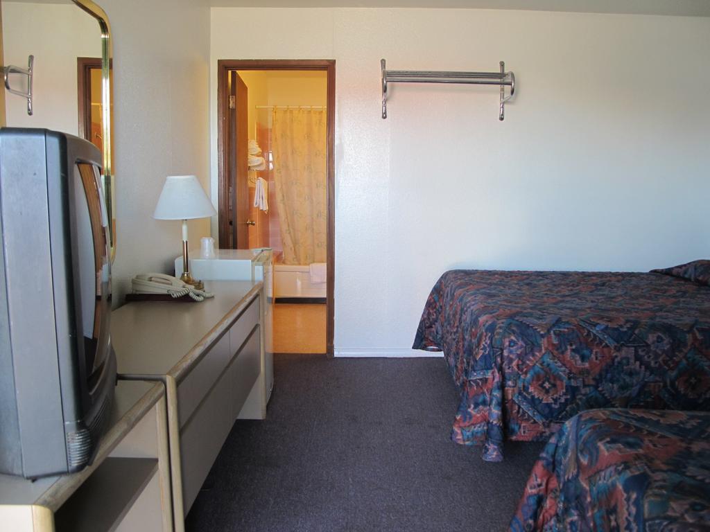 Economy Inn Ontario Szoba fotó