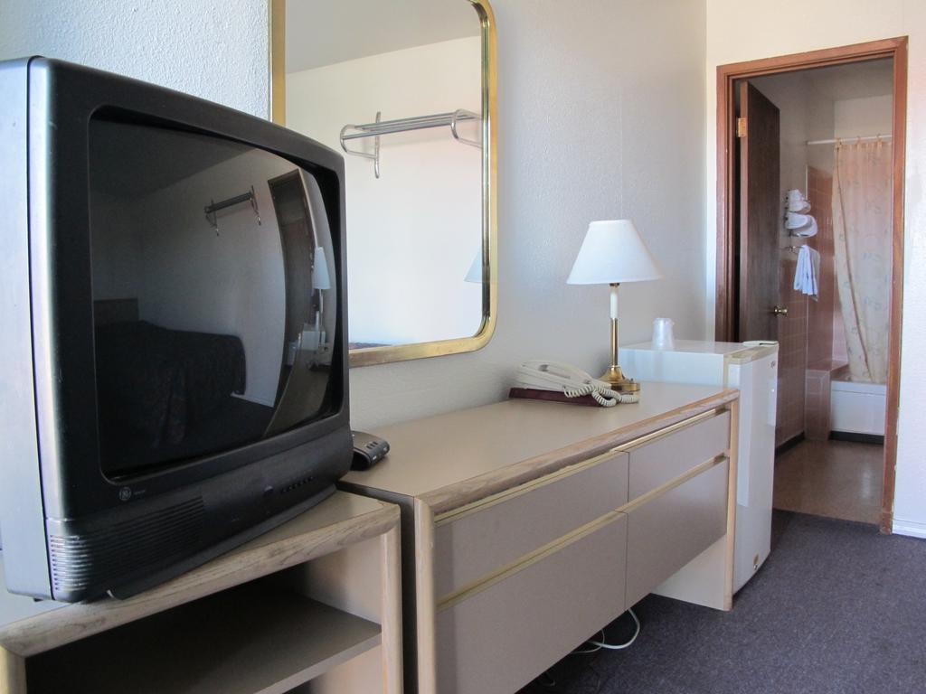 Economy Inn Ontario Szoba fotó