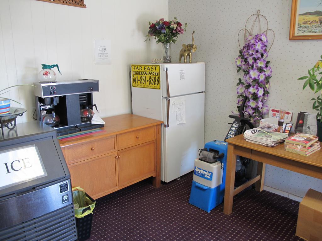 Economy Inn Ontario Kültér fotó