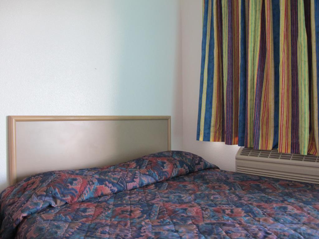 Economy Inn Ontario Szoba fotó